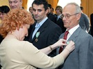 13. dubna 2007 - ministryn obrany Vlasta Parkanová pedává Janu Brumovskému