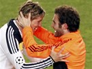 DVA PANLÉ Fernando Torres(vlevo) a Juan Mata se radují poté, co s Chelsea v...
