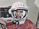 Vladimir Komarov jako náhradník pro let Vostoku pi oblékání skafandru na...