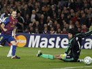 Domácí Iniesta z Barcelony stílí druhý gól do sít Chelsea, gólman echz se...