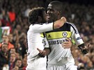 Ramiresovi z Chelsea gratuluje ke vstelenému gólu spoluhrá Mata.