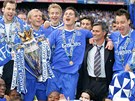 DOKONALÁ PARTA. Trenér José Mourinho slaví se svými svenci z Chelsea ligový