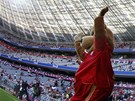 DLÁ SHOW. Maskot fotbalist Bayernu Mnichov mává divák, kteí ped zápasem