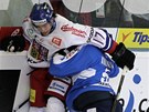 A PRÁSK! Finský hokejista Lasse Kukkonen (v modrém) tlaí eského útoníka