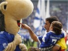 PODÍVEJ. panlský útoník Raúl se louil s fanouky Schalke. Pi té...