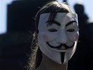 Nkteí z demonstrant mají masku Anonymous.