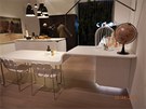 Elegantní napojení stolu na pracovní desku - spodní skíky "levitují" díky