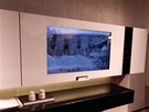 Firma Acerbis "skryla" televizor do bílého sklenného rámu.