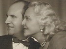 Svatební fotografie z roku 1956, kdy se provdala za olympionika a politického...