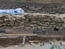 Devná kanalizaní stouha ze 13. století  objevená pi archeologických