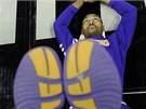 Metta World Peace z LA Lakers se protahuje ped utkáním.