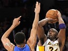 Kobe Bryant z LA Lakers stílí pes Thaba Sefoloshu z Oklahoma City.