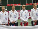 ESKÝ TÝM. Tenistky (zleva) Andrea Hlaváková, Lucie Hradecká, Lucie afáová a