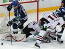 KDE JE PUK? Martin koula pomáhá ve finále play-off KHL Omsku v obran proti