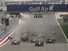A JEDEM. Závod formule 1 v Bahrajnu práv odstartoval.