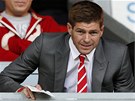 NO TAK, CHLAPI. Steven Gerrard sledoval zápas svého Liverpoolu s West...