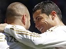 NEDLNÍ POHODA. Karim Benzema a Cristiano Ronaldo (vpravo) se radují z gólu