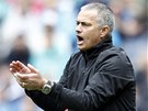 VÝBORN, PÁNOVÉ! José Mourinho kouuje fotbalisty Realu Madrid bhem zápasu se