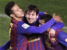 UMAKANÝ KANONÝR. Fotbalisté Barcelony gratulují Lionelovi Messimu (uprosted)