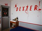 Na dalí stn studentského pokoje je nápis Dexter, který odkazuje na kultovní
