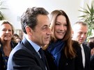 Nicolas Sarkozy a jeho manelka Carla bhem prvního kola prezidentských voleb...