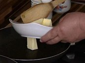 Na pánvi rozehřejte kousek másla.