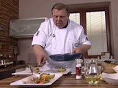 Šéfkuchař Jaroslav Sapík servíruje telecí maso s jarní zeleninou a...