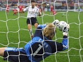 Oliver Kahn, brank Bayernu, likviduje penaltu ve finle Ligy mistr v roce