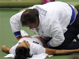 PJDE TO? Léka italských tenistek oetuje Francesku Schiavoneovou.