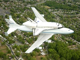 Florida se v úterý rozlouila s nejstarím americkým raketoplánem. Discovery,...