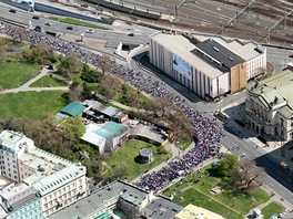 Letecký zábr na odboráskou demonstraci Stop vlád v Praze (21. dubna 2012)