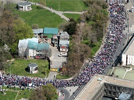 Letecký zábr na odboráskou demonstraci Stop vlád v Praze (21. dubna 2012)