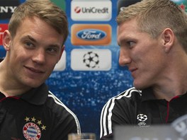 Bastian Schweinsteiger (vpravo), zlonk Bayernu, se svm spoluhrem Manuelem