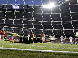 SE TSTÍM. Branká Realu Madrid Iker Casillas vystihl smr penalty Arjena...