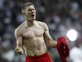 STELEC ROZHODUJÍCÍHO GÓLU. Bastian Schweinsteiger z Bayernu Mnichov uzavel...