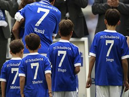 HVZDA S POTOMKY. panlský útoník Raúl se louil s Schalke a pímo na hiti...