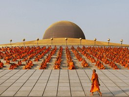 Stovky buddhistických mnich se modlí za svtový mír na stee chrámu Wat Phra...