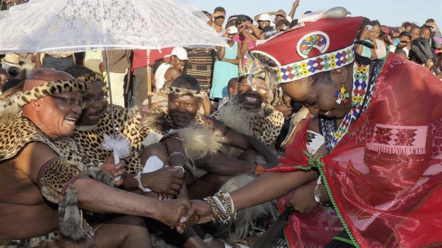 Jihoafrick prezident Jacob Zuma se poest oenil. Vzal si dlouholetou druku Glorii Bongekilovou Ngemovou.