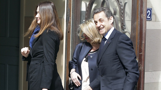 Francouzský prezident Nicolas Sarkozy pichází s manelkou Carlou Bruniovou k...