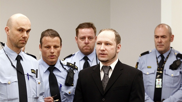 Anders Behring Breivik u soudu (23. dubna 2012)