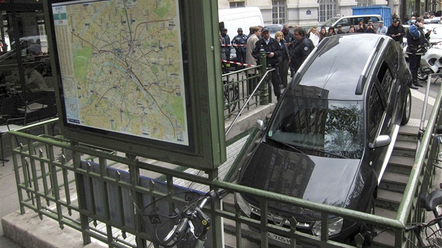 Zmaten Francouz zaparkoval sv vozidlo ve vchodu do stanice metra (24. dubna 2012)