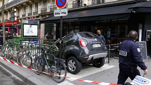 Zmaten Francouz zaparkoval sv vozidlo ve vchodu do stanice metra (24. dubna 2012)