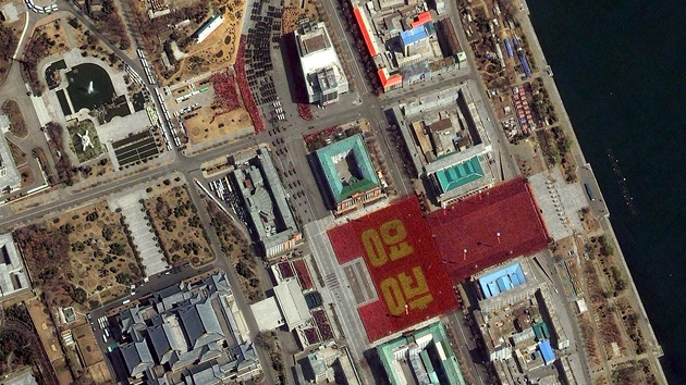 Satelitní snímek vojenské pehlídky v Pchjongjangu (15. dubna 2012)