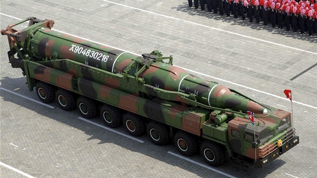 Údajná severokorejská raketa na vojenské pehlídce v Pchjongjangu (15. dubna