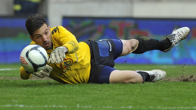 Branka� Slovácka Du�an Melichárek zasahuje v Edenu, kde jeho tým porazil domácí