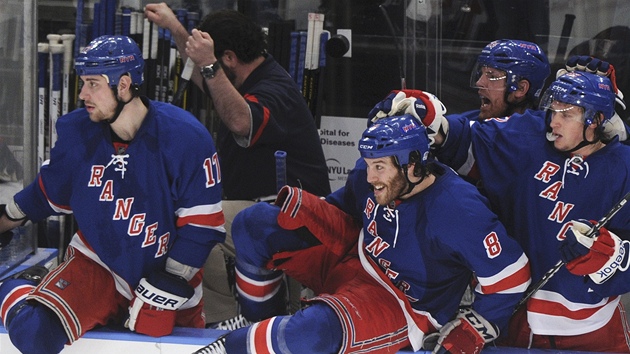 Hokejist NY Rangers skou ze stdaky na led a mou slavit. Rozhodujc duel sOttawou zvldli.