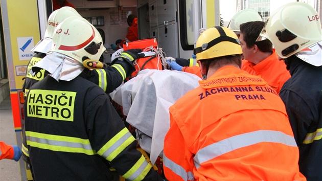 Kdy� má cestující �t�stí, odvezou ho záchraná�i rovnou do nemocnice.
