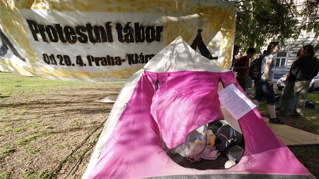 Lidem, kteí u nkolik týdn protestují na malostranském Klárov, doruili stráníci vyrozumní o pokut. Podle rozhodnutí správního soudu toto není jejich forma protestu v souladu s petiním zákonem.