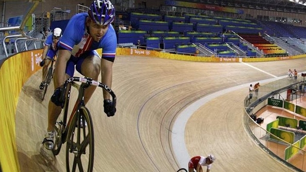 �eský cyklista Adam Ptá�ník na olympijském velodromu.