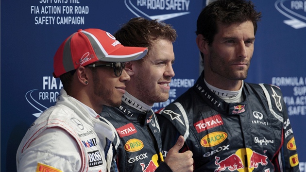 TI NEJRYCHLEJ. Druh pilot kvalifikace Lewis Hamilton, vtz Sebastian Vettel a jeho tmov kolega Mark Webber (zleva) pzuj fotografm.